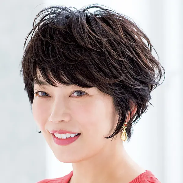 品とやわらかさを兼ね備えた、ゆるパーマ×ショートヘア【50代髪型・ヘアスタイル】 | Web eclat |  50代女性のためのファッション、ビューティ、ライフスタイル最新情報