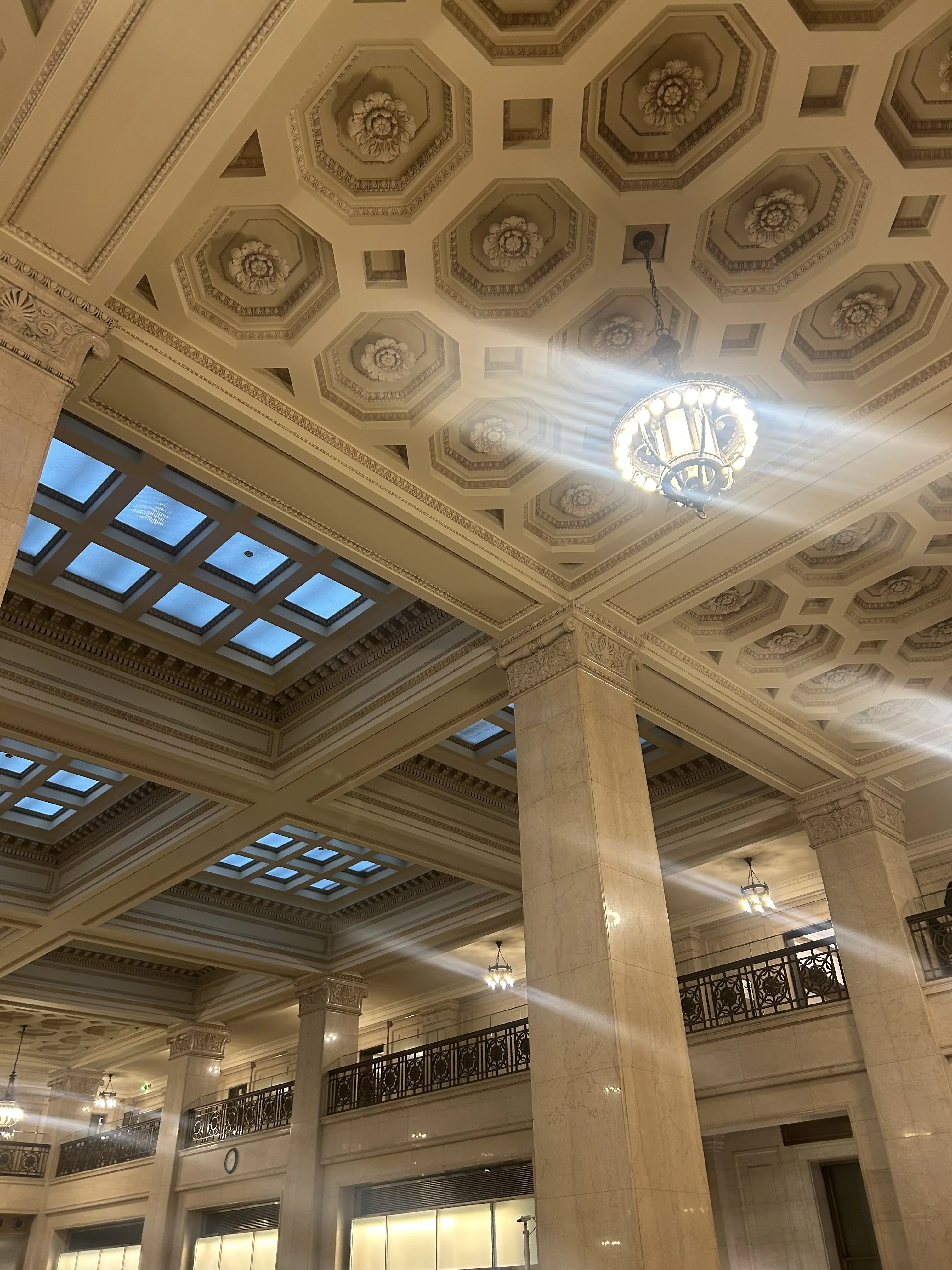 気になる腰回りをカモフラージュ。サスペンダー付きデニムをはいて丸の内ランチ。_1_9