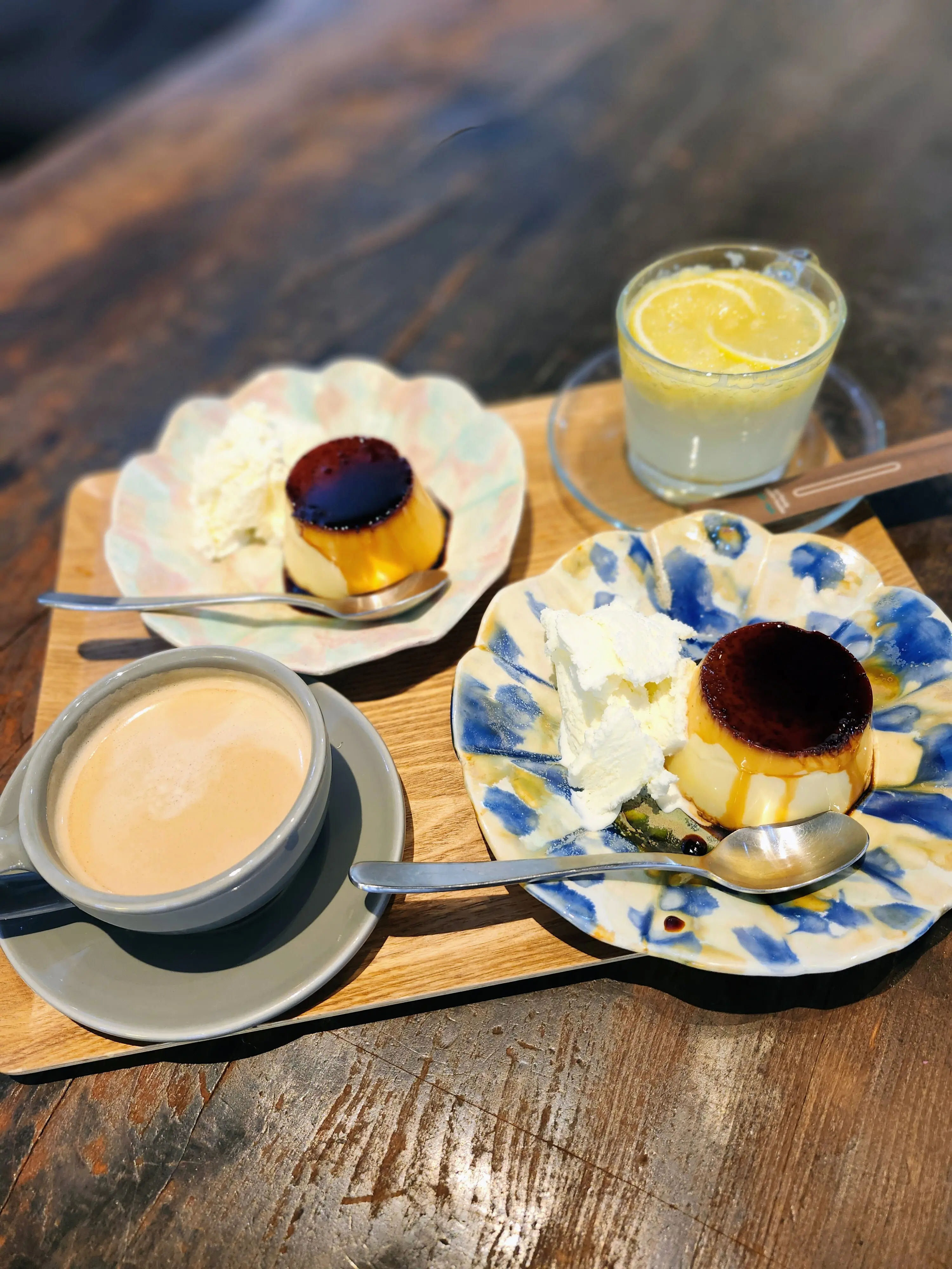 硬めプリン、コーヒー、レモネード、カフェ、リノベーションカフェ、神田神保町、神田小川町、優美堂、喫茶店、レトロカフェ、炬燵席、アート