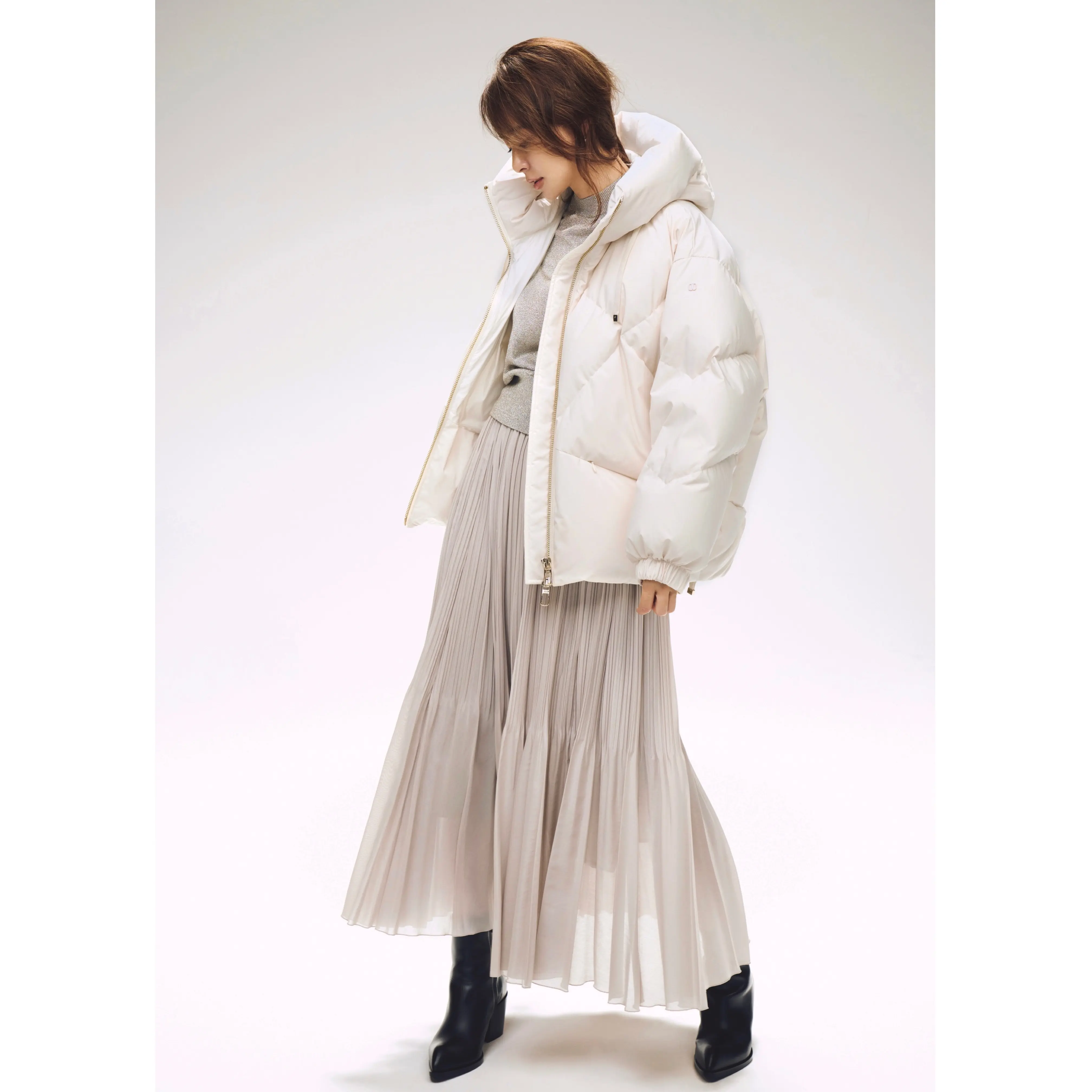 白ショート丈ダウンコートとライトグレーのチュールスカートのコーデ　モデル・SHIHO