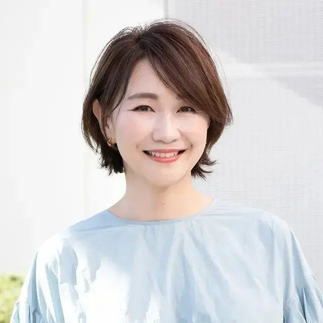 耳にかけるスタイリングが軽やかで爽やかなショートボブ