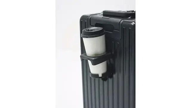 【POINT】 スーツケースの背部にセットされている開閉式のドリンクホルダー。たためばボディと一体化し、フラットになるのも好ましい