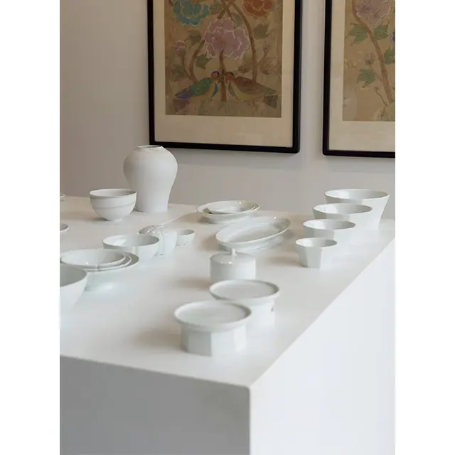 白磁に現代的な解釈を加えたヘイン窯、キム・サンインの作品。