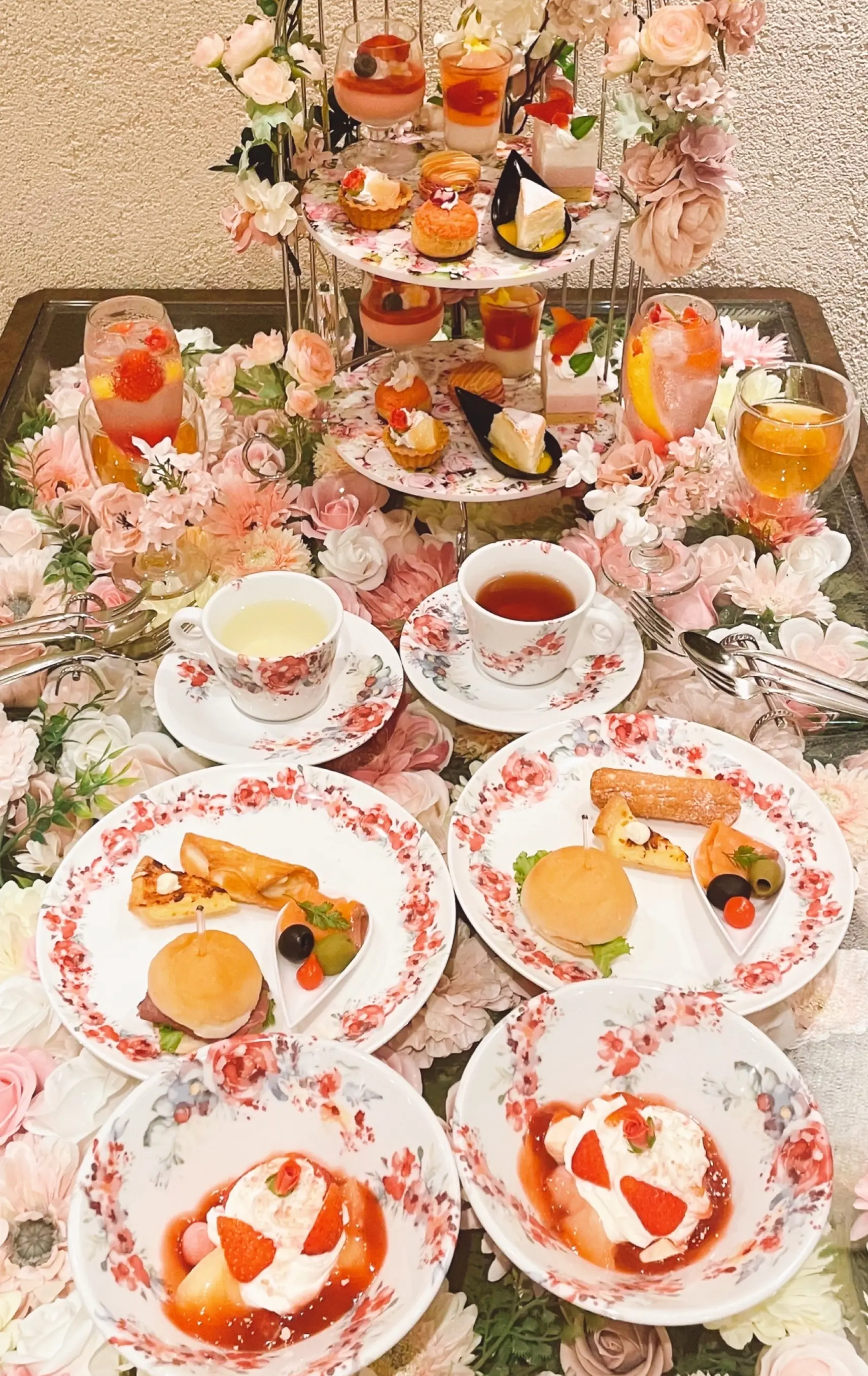 Afternoon Flower Lounge Tea Bloomy 銀座店、カンノーロ、美味しいアフタヌーンティー、美味しいランチ、美味しい女子会、可愛い女子会、映えるアフタヌーンティー、お花のアフタヌーンティー、ミシュラン星付きシェフ監修、ロブションシェフ監修、ムース、いちごムース、ヨーグルトムース、ピスタチオ、いちごマカロン、苺マカロン、ココナッツ、ココナッツプリン、パンナコッタ、苺パンナコッタ、いちごパンナコッタ、いちごゼリー、いちごジュレ、Tea Bloomy 銀座店、 アフタヌーンティー フラワーラウンジ ティーブルーミー、アフタヌーンティー、お花のアフタヌーンティー、アジアンフラワー、アジアンフラワーアフタヌーンティー、 、アジアン、アジアンテイスト、アジアンインテリア、お花のテーブル、コーヒー、カフェラテ、可愛いカップ、お花のカップ、可愛いカップ&amp;ソーサー、コーヒーカップセット、飲み放題、フリードリンク、ドリンクブュッフェ、花柄カップセット、お花のカップセット、お花のカップ、花柄カップ、花柄カップ&amp;ソーサー、選べるカップ、紅茶、アールグレイ、ハーブティー、アールグレイティー、お茶漬け、サーモン、サーモンのお茶漬け、鮭茶漬け、ハンバーガー、ローストビーフ、ローストビーフバーガー、サーモン、オリーブ、スイーツ、乾杯酒、スパークリング、デトックスウォーター、女子会、ワンピース、花柄ワンピース、モノトーンワンピース、モノトーン花柄ワンピース、ピンクワンピース、カンノーロ、ケーキ、シュークリーム、マカロン、タルト、チーズケーキ、いちご、マンゴー、イチゴ、苺、桃、