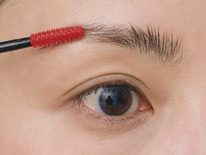 前野さちこさん （ビューティエディター）の美眉メソッド　眉頭を立ち上げ、 その幅を全体の基準に