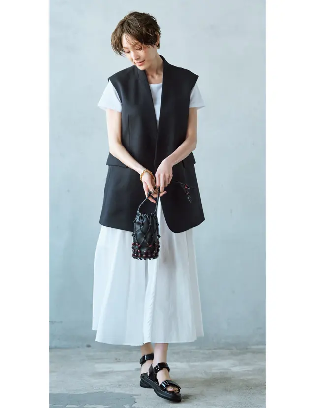 50代に似合うモノトーン　エアリーなギャザースカートはカジュアル見えする素材で甘さを引き算