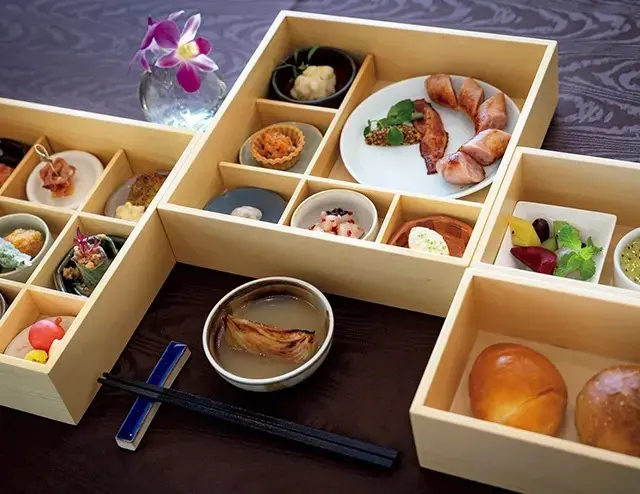 木箱入りの朝食膳も豪華!メイン料理に加え14品もの季節の料理がずらり