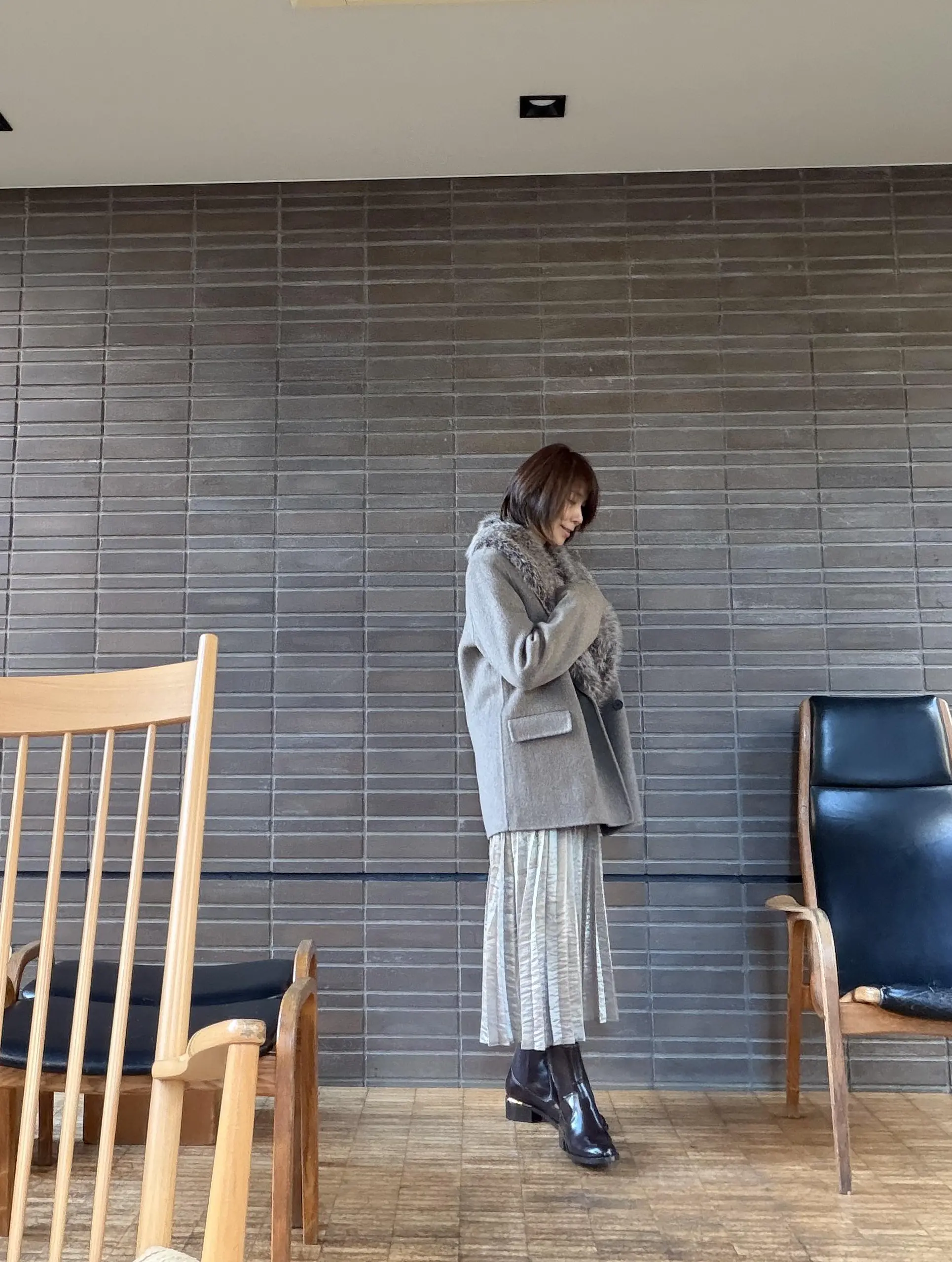 ZARAセール ザラ　ファーコート　プリーツスカート  ワンピースコーデ　ブラウンコーデ　ハーフブーツ　ZARAコーデ　ショートブーツ　モカ色　 jマダムのおしゃれ　ZARAブーツ　ZARAコート