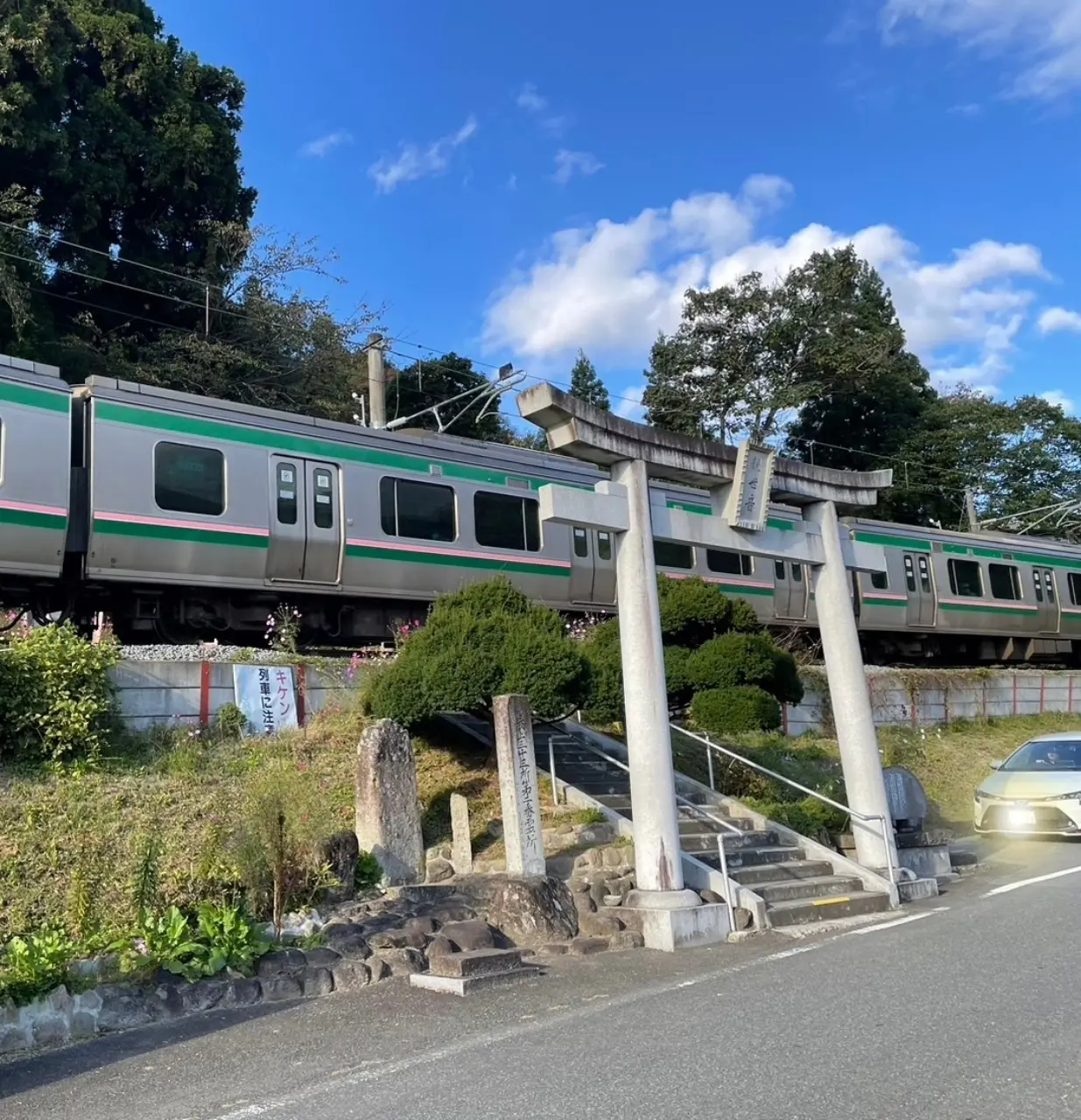 最上三十三観音第二番札所の千手院観音　鳥居とJR仙山線