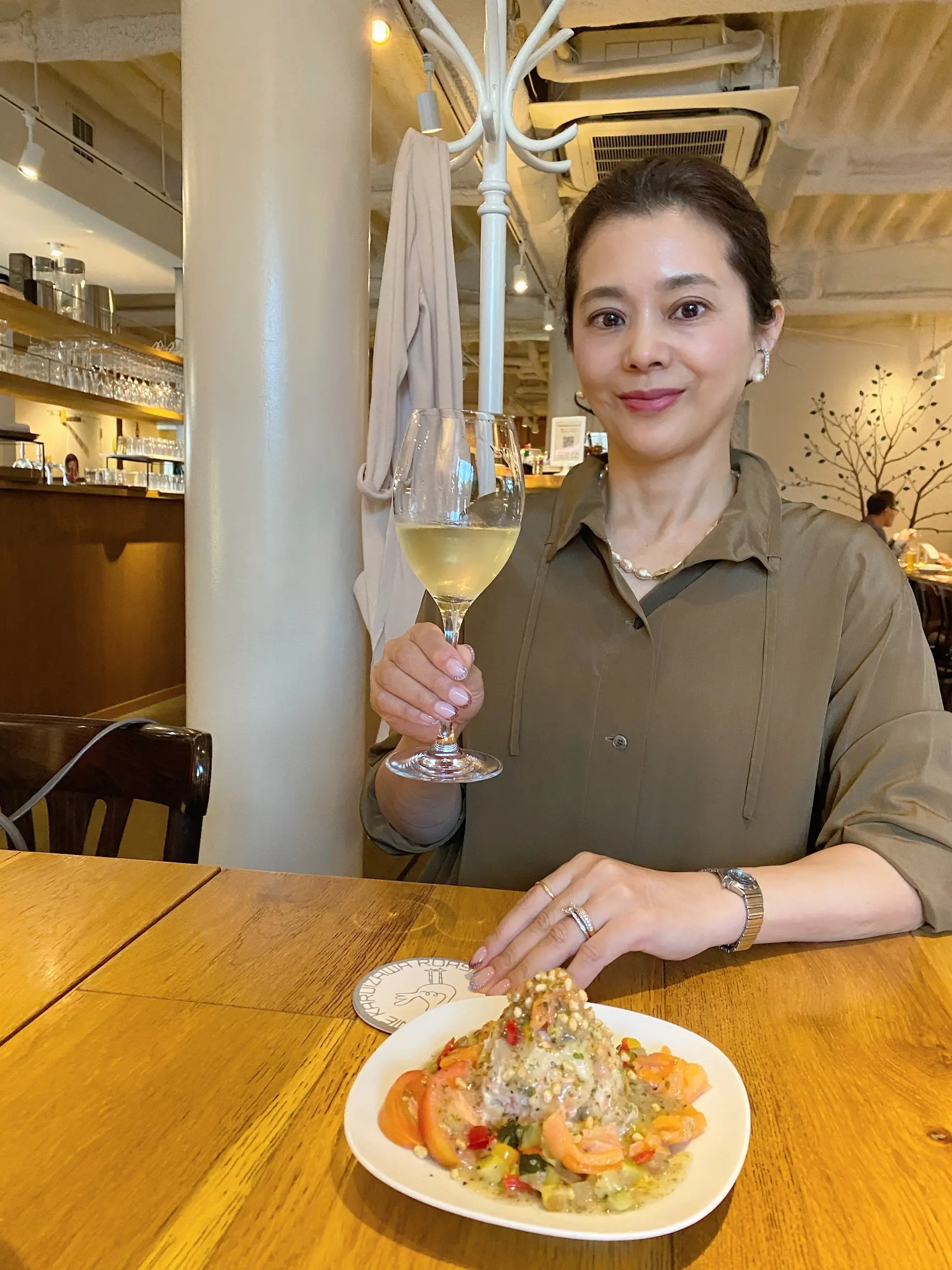 カスターニエにて白ワインと前菜を楽しむ夕食タイム。