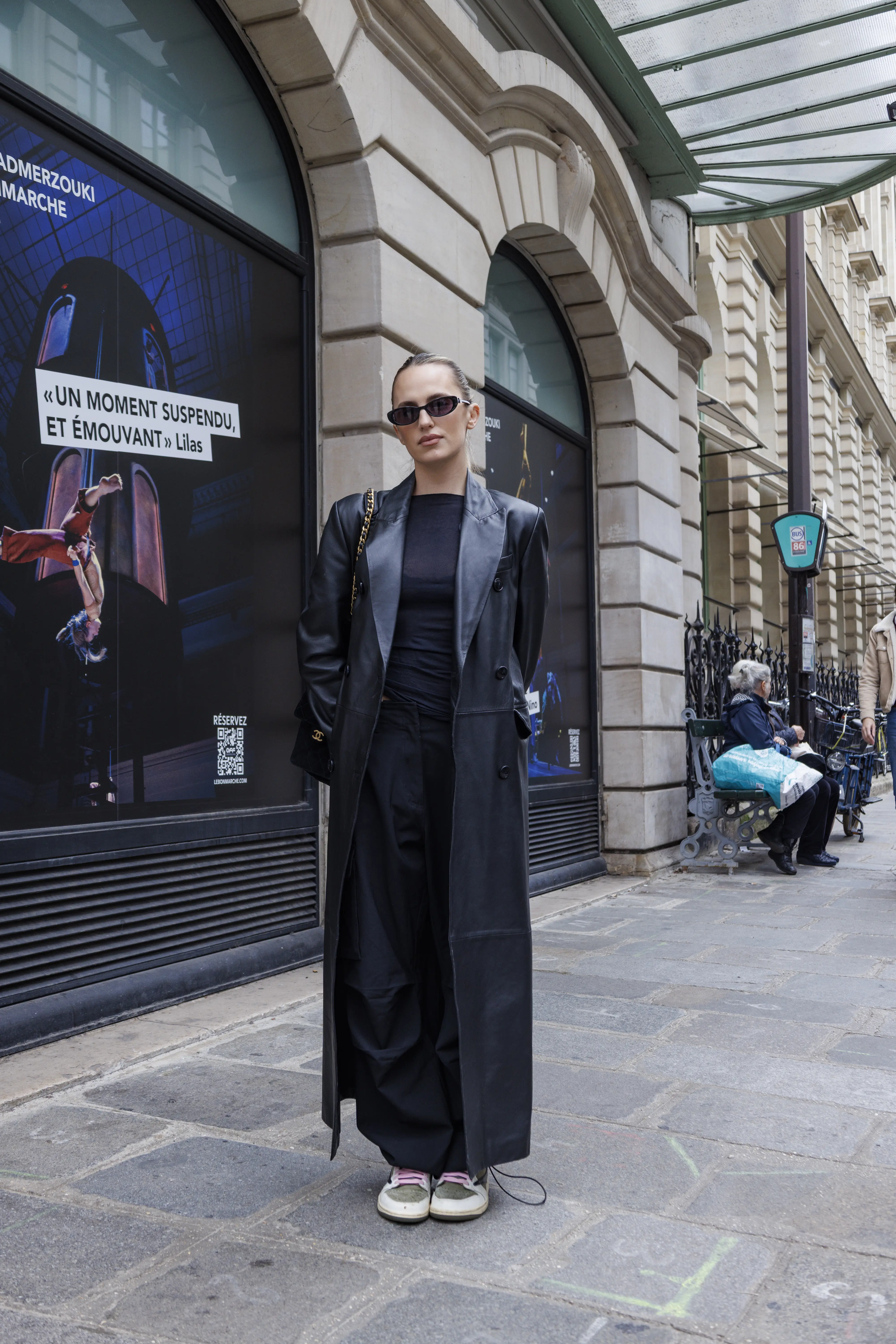 ファッションスナップ　レザーコート　スニーカー