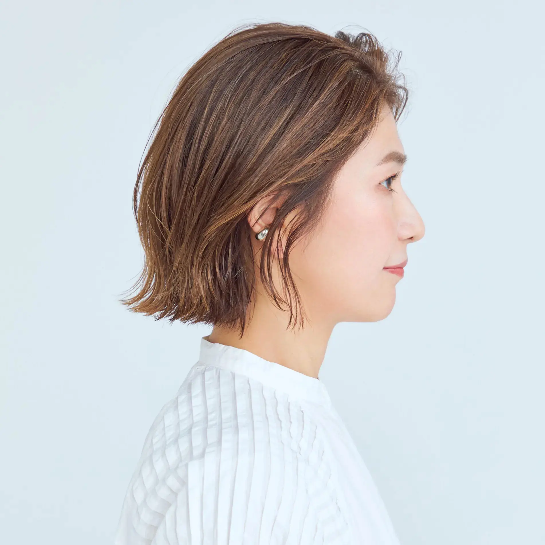 白髪のカモフラージュに効く最適解カラー「グレージュ」の効果とは？【50代髪型・ヘアスタイル】