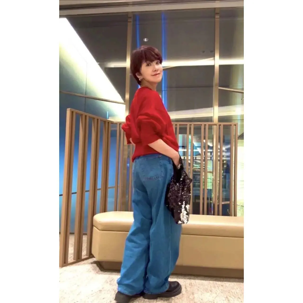 miwaさん　赤ニットとGUのブルーデニムコーデ