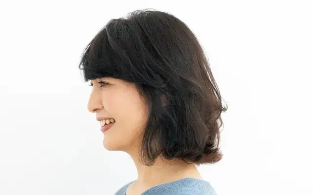 大人のクセ毛を生かしたやわらかい動きのボブ