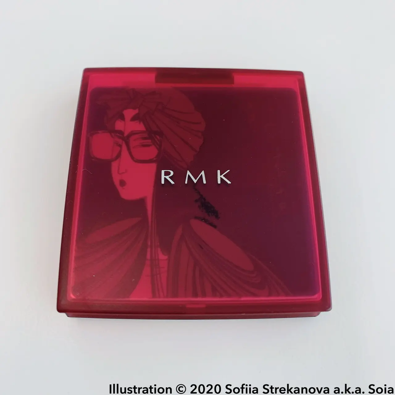 RMKアイパレットのパッケージには、モダンな美人画が描かれている。