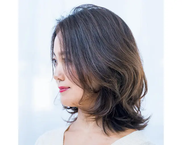 横から見たエレガントなミディアムヘアスタイル