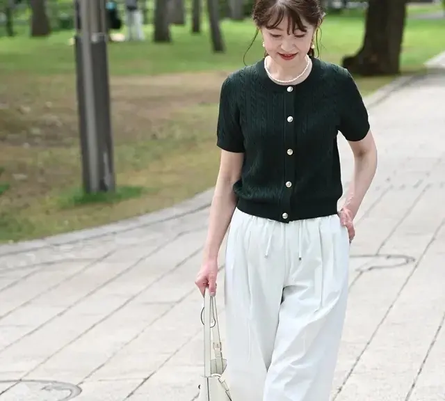 GU カーディガンと白パンツ