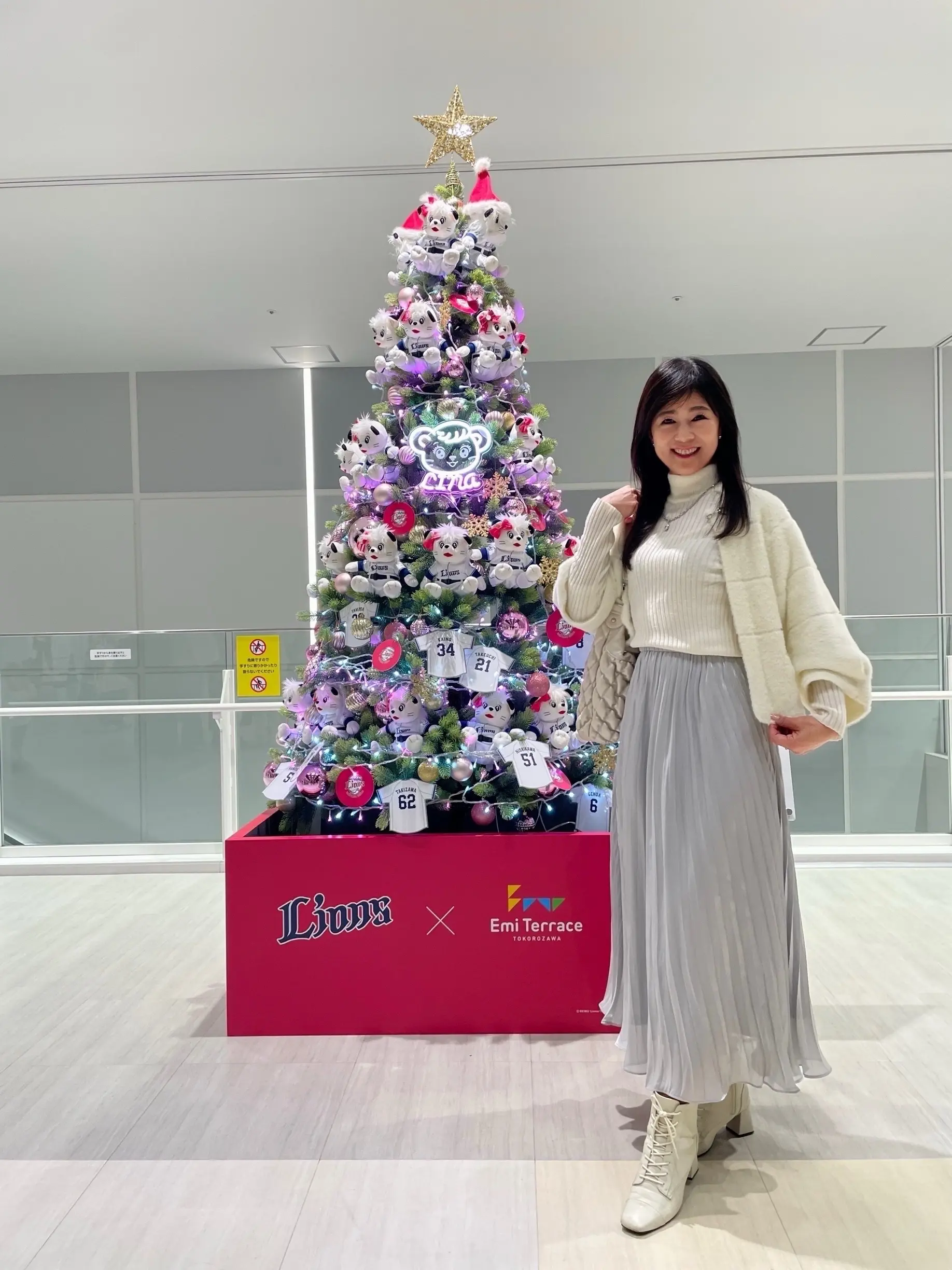 クリスマスイベント、イベント、ピンク、ピンクツリー、レイラのツリー、レイラツリー、点灯式、Emi Terrace、エミテラス、Ground Emio、グランエミオ、ボレロ、ニットジャケット、ニットコート、knit coat、ATELIER N&#039;S 、アトリエエヌズ、アトリエN&#039;s、knit、ニット、poolstudio alloter 、スカート、skirt、MICHEL KLEIN 、ブーツ、MIO NOTIN、シルバー、シルバースカート、シルバーロングスカート、白、白ブーツ、ブーツ、ショートブーツ、白ニット、白タートルネックニット、