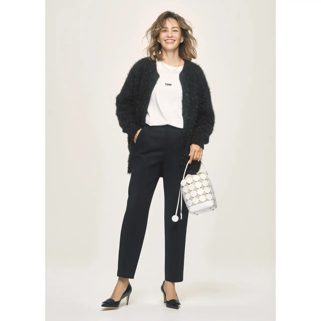 冬のモノトーンコーデは、ラメニットで可愛げと今っぽさを与えて。気温12℃｜12/27(水)