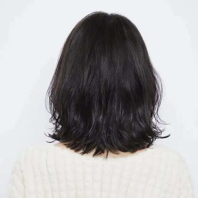 パーマとカラーで、ミディアムヘアに立体感をプラス。エアリーな質感で印象チェンジ