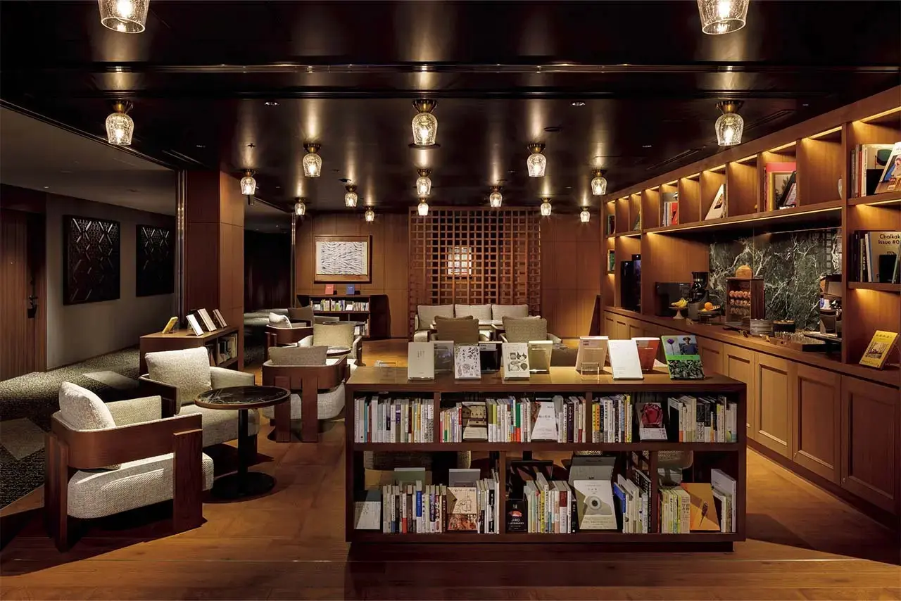 宿泊者専用ライブラリーラウンジ。福岡や九州、アジアや食に関する本を中心にした選書が興味深い。ワインやコーヒー、アイスクリームなどもフリー