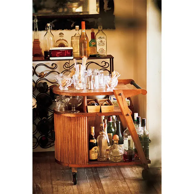  お酒やグラスを置いたワゴンはパ  リの蚤の市で購入した’60年代の  もの。