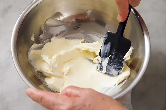 クリームチーズはあらかじめ室温にもどし、ヘラでつぶしなめらかなクリーム状にする