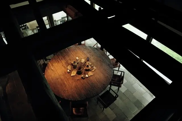 『そもざ』は栃木県の大田原市から移築した古民家を活用。直径3mの丸テーブルも圧巻。