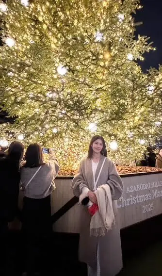 クリスマスツリーの前で