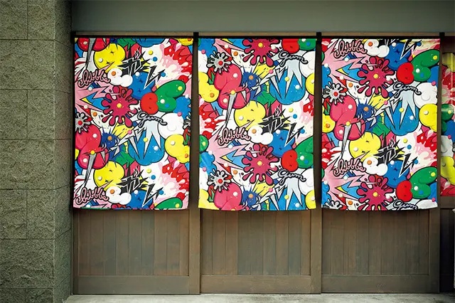 看板はなく、NY在住のアーティスト・ファンタジスタ歌麿呂によるバブルガム柄のカーテンが目印