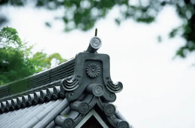 京都の皇室ゆかりの社寺　三千院の鬼瓦