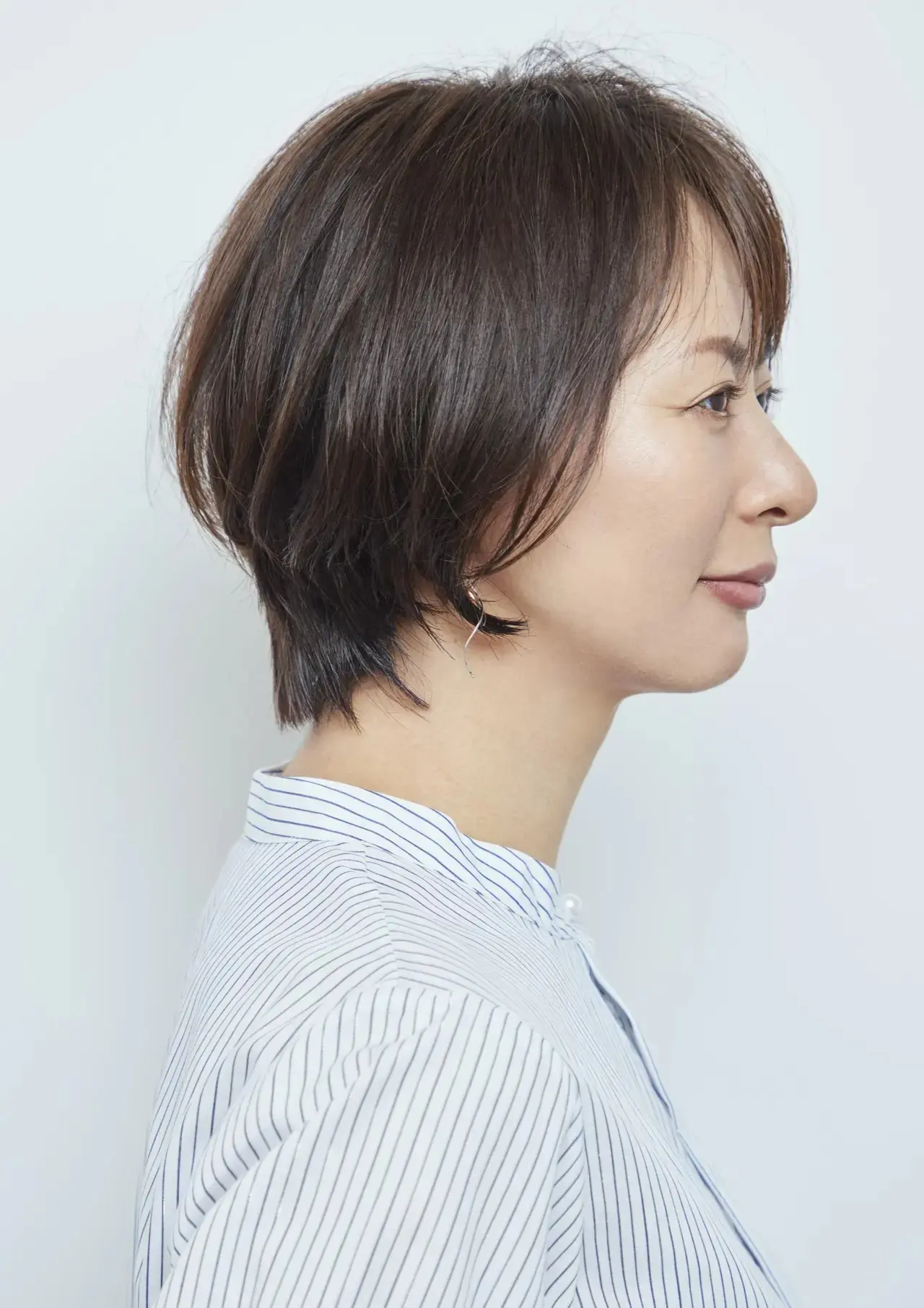 抜け感のある前髪で、シンプルなショートボブの鮮度を上げる【50代髪型・ヘアスタイル】