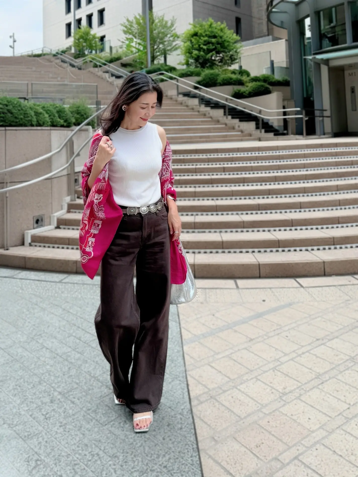 ブラウン色デニム　白ニット　コンチョベルト　シルバー色バッグ　シルバー色サンダル　H&amp;M GU　赤紫色ストール　