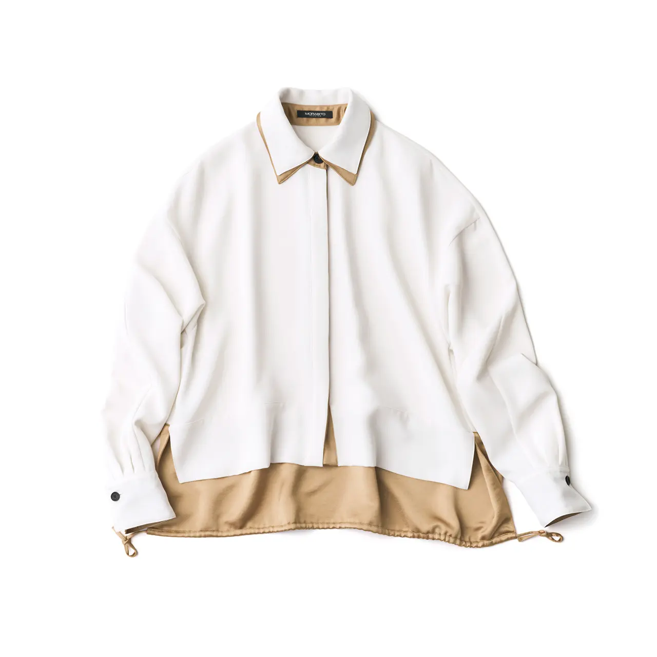 技に富むブラウスは お出かけシーンにも重宝