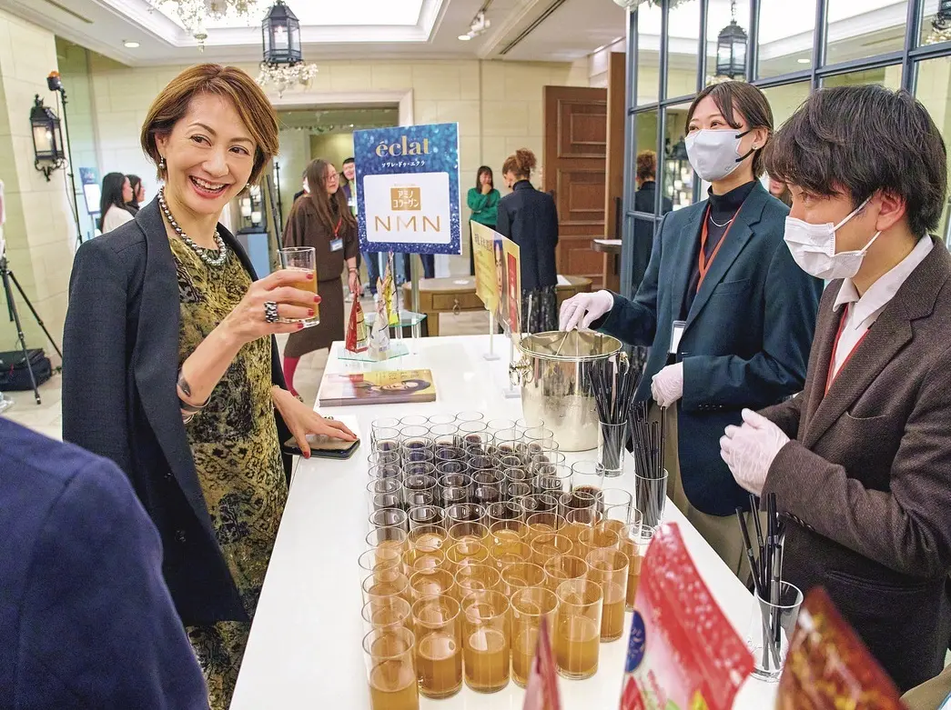 明治「アミノコラーゲンNMN」を試飲する参会者