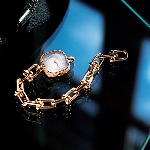 ラグジュアリーを象徴する「ティファニー」のブレスレット時計 | Web