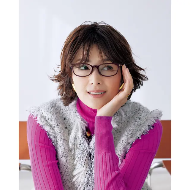 グッチのメガネをかける吉瀬美智子さん