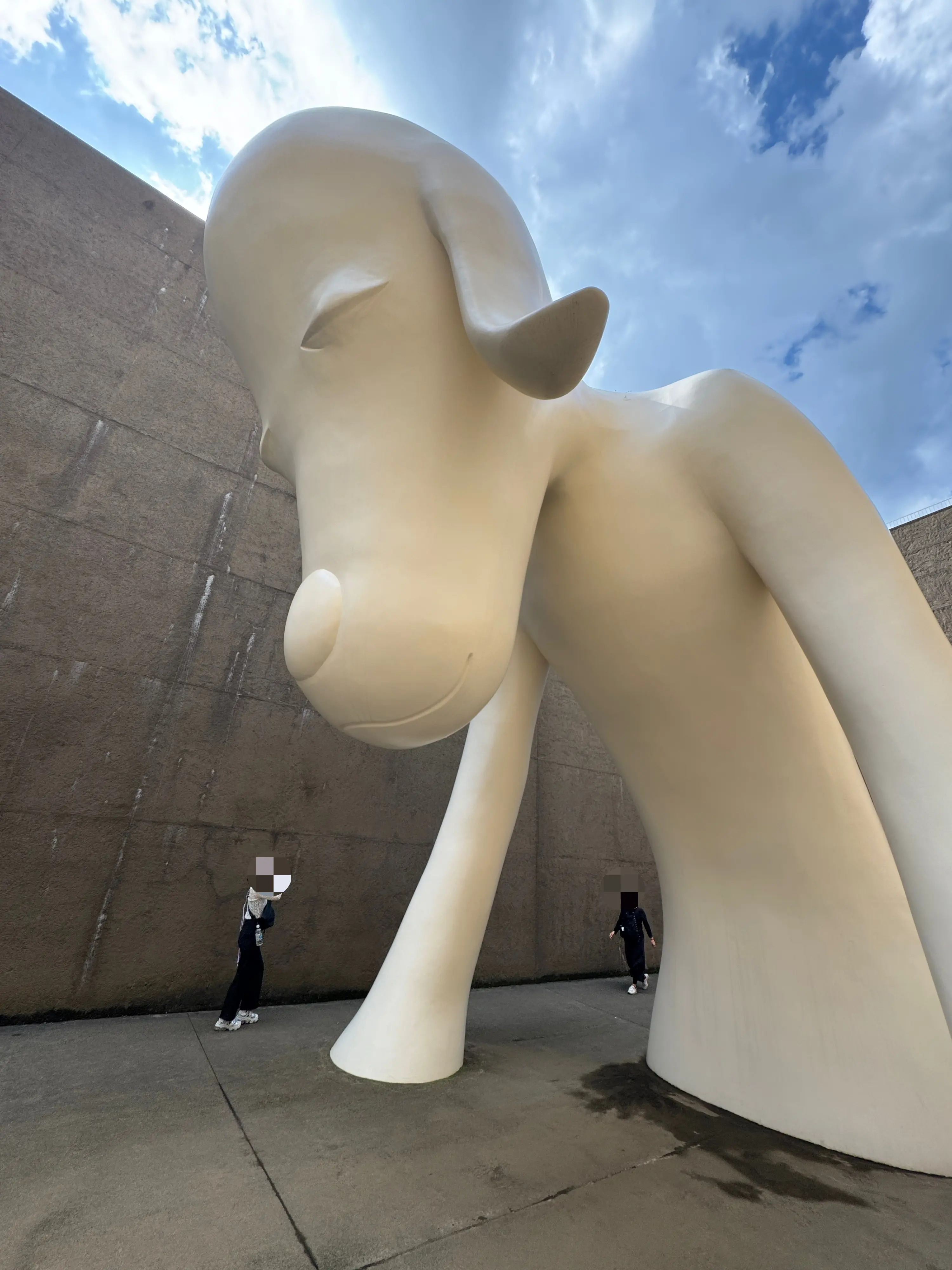 あおもり犬　青森県立美術館