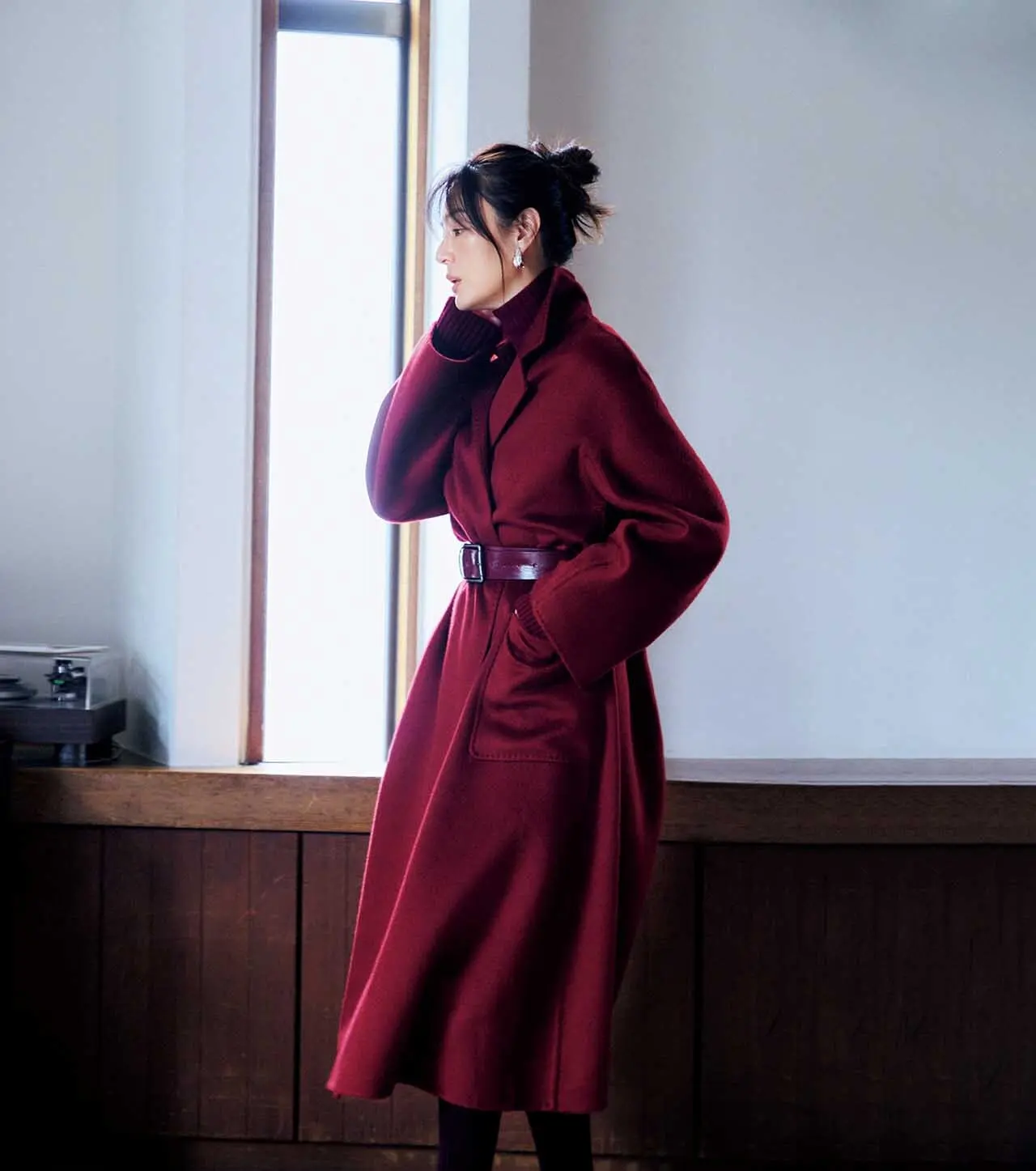 ふとした仕草も美しく見せる 流麗なガウンコートで 冬の風景にドラマが生まれて