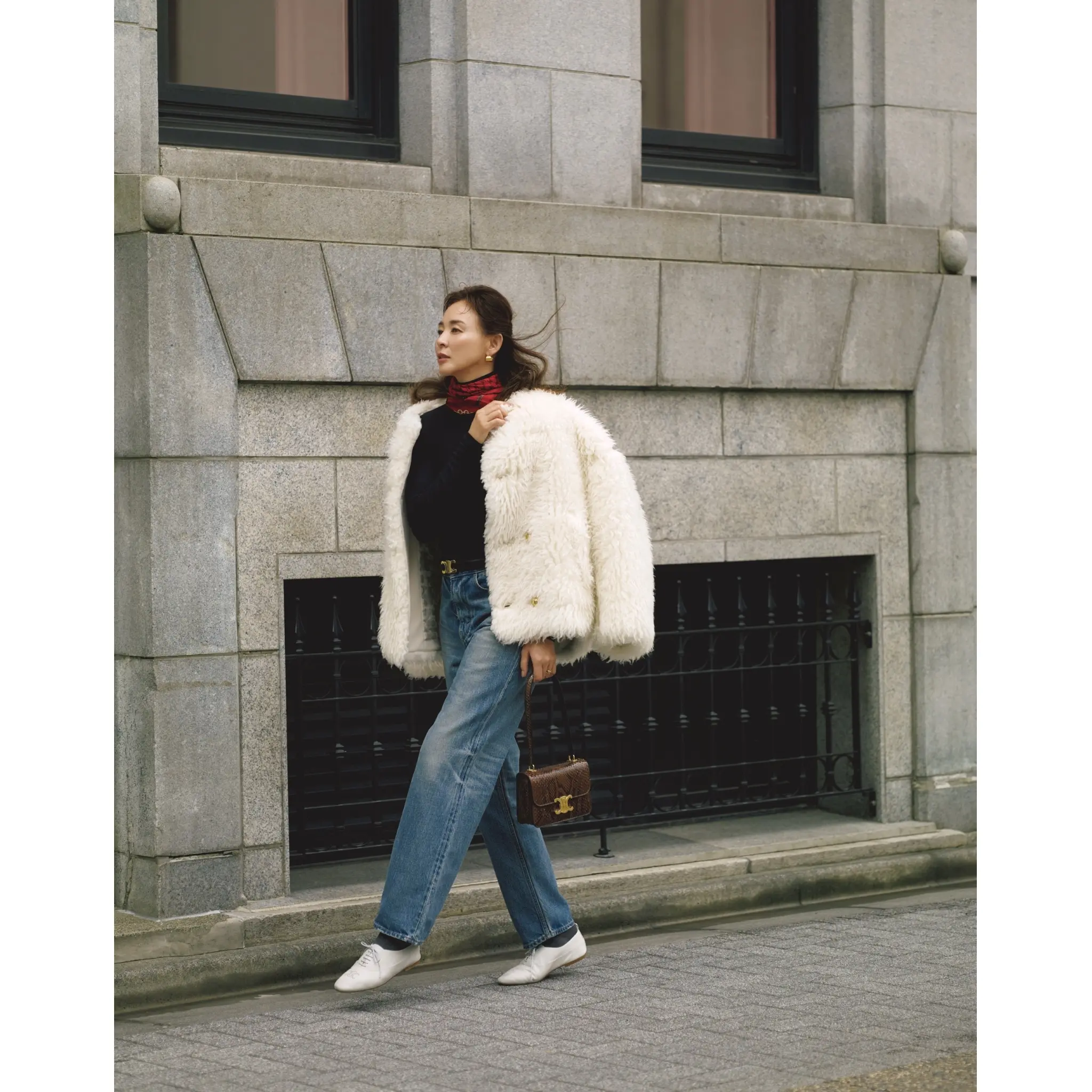 白ボアノーカラーコートに黒トップスとブルーデニムパンツを合わせ、首元に赤スカーフを巻いたコーディネート　モデル・SHIHO　