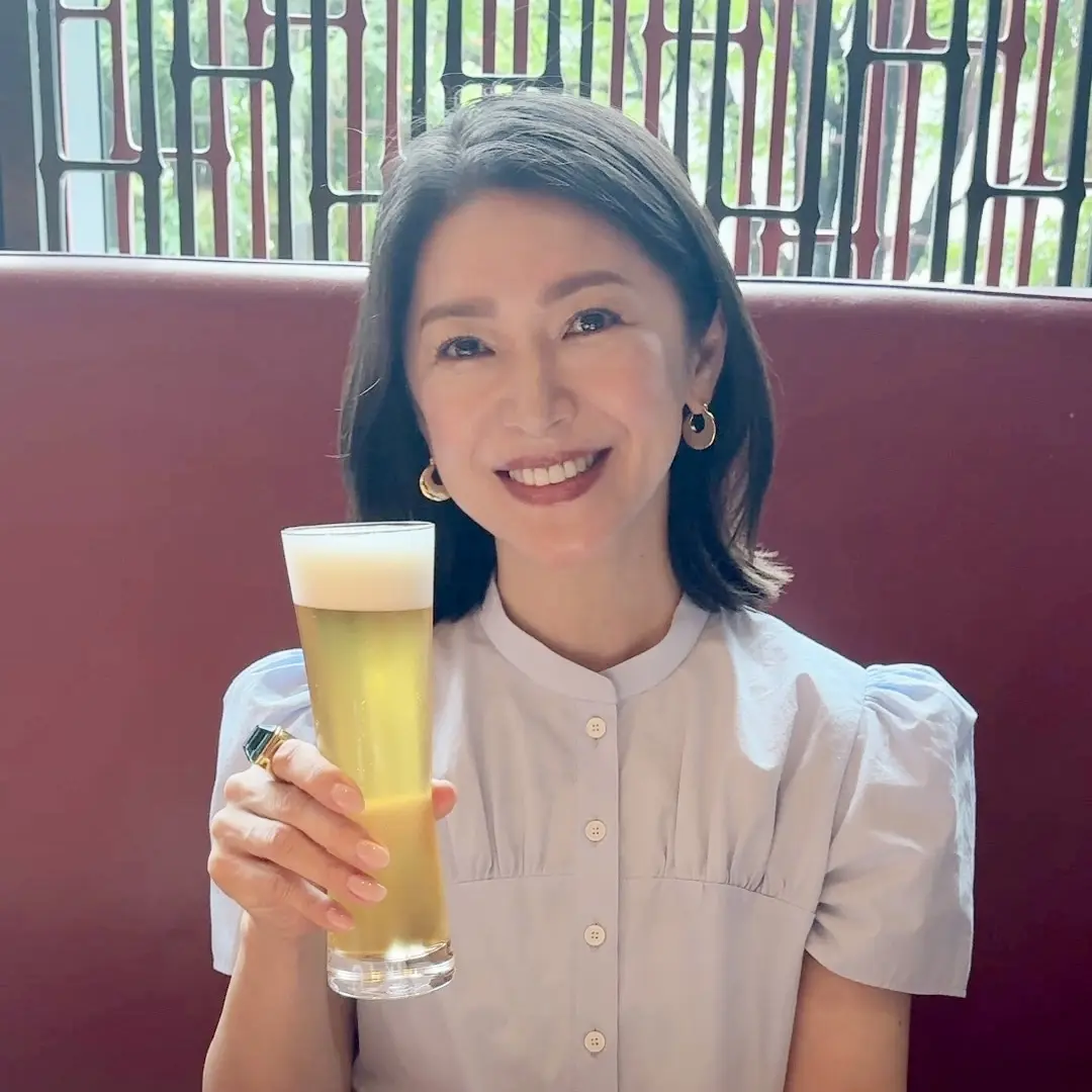 爽やかなライトブルーのシャツでゆっくりランチ 