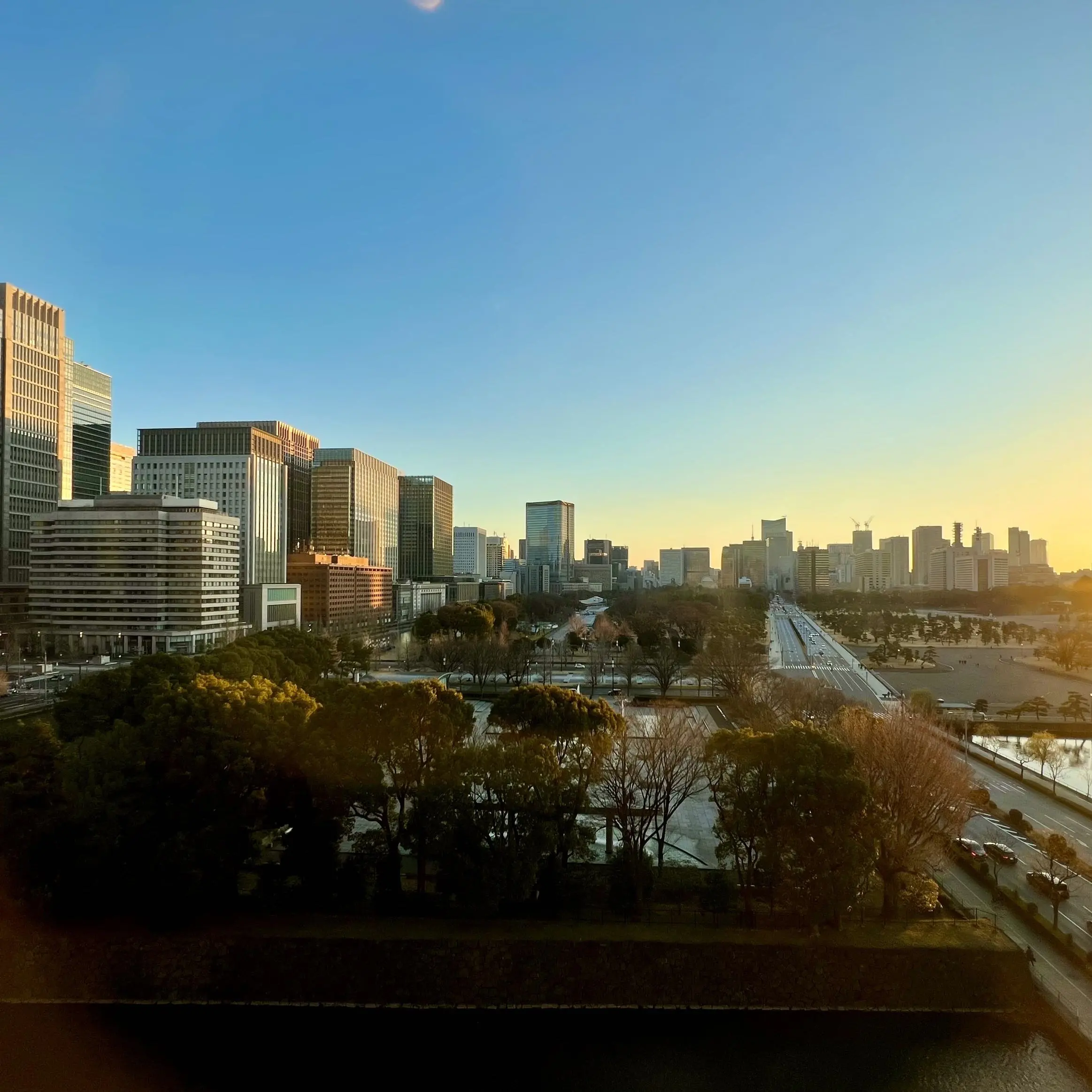 パレスホテル東京「ラウンジバー　プリヴェ」店内から見える景色
