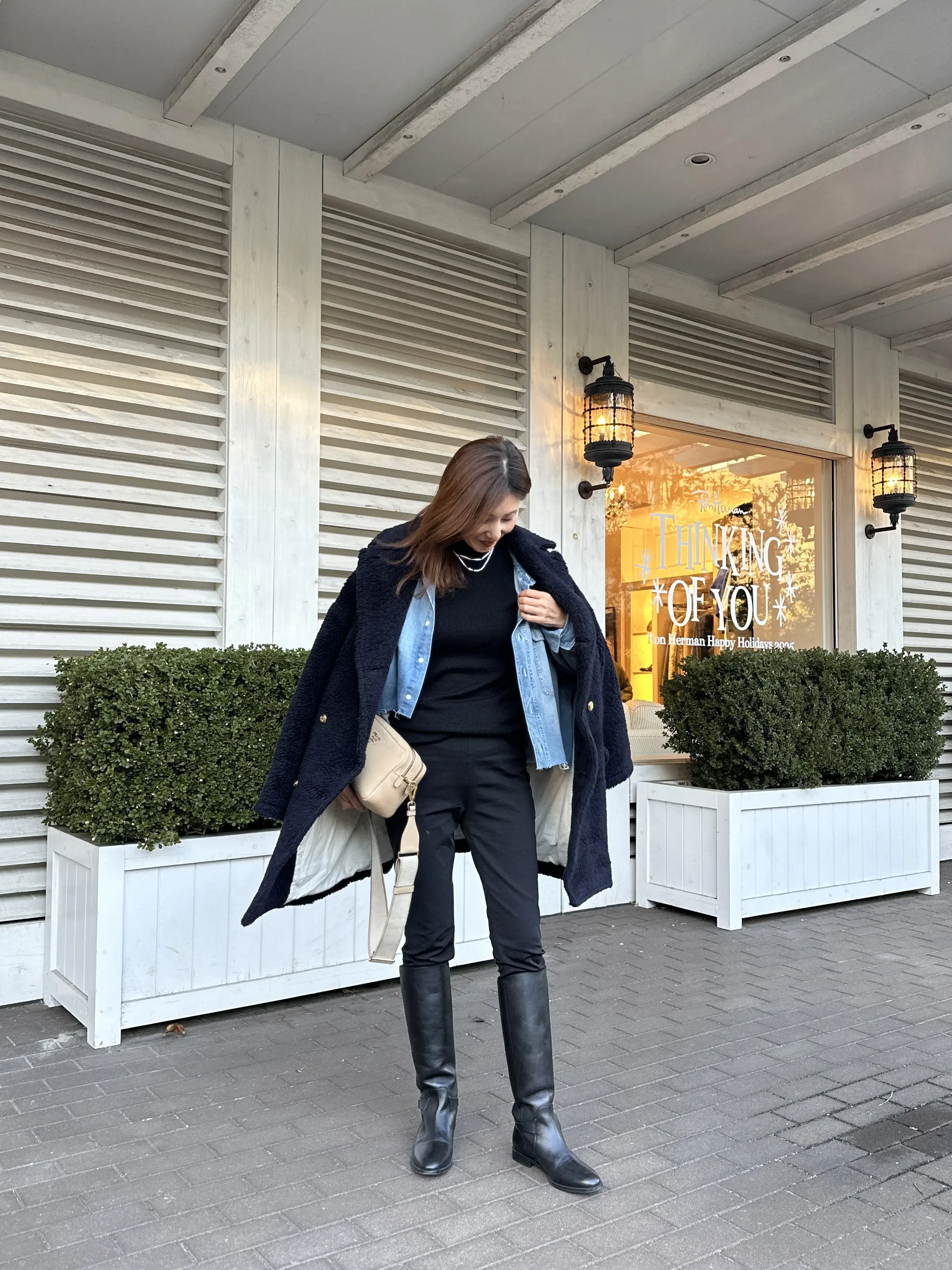 ブラックコーデのアクセントにデニムシャツ_1_8