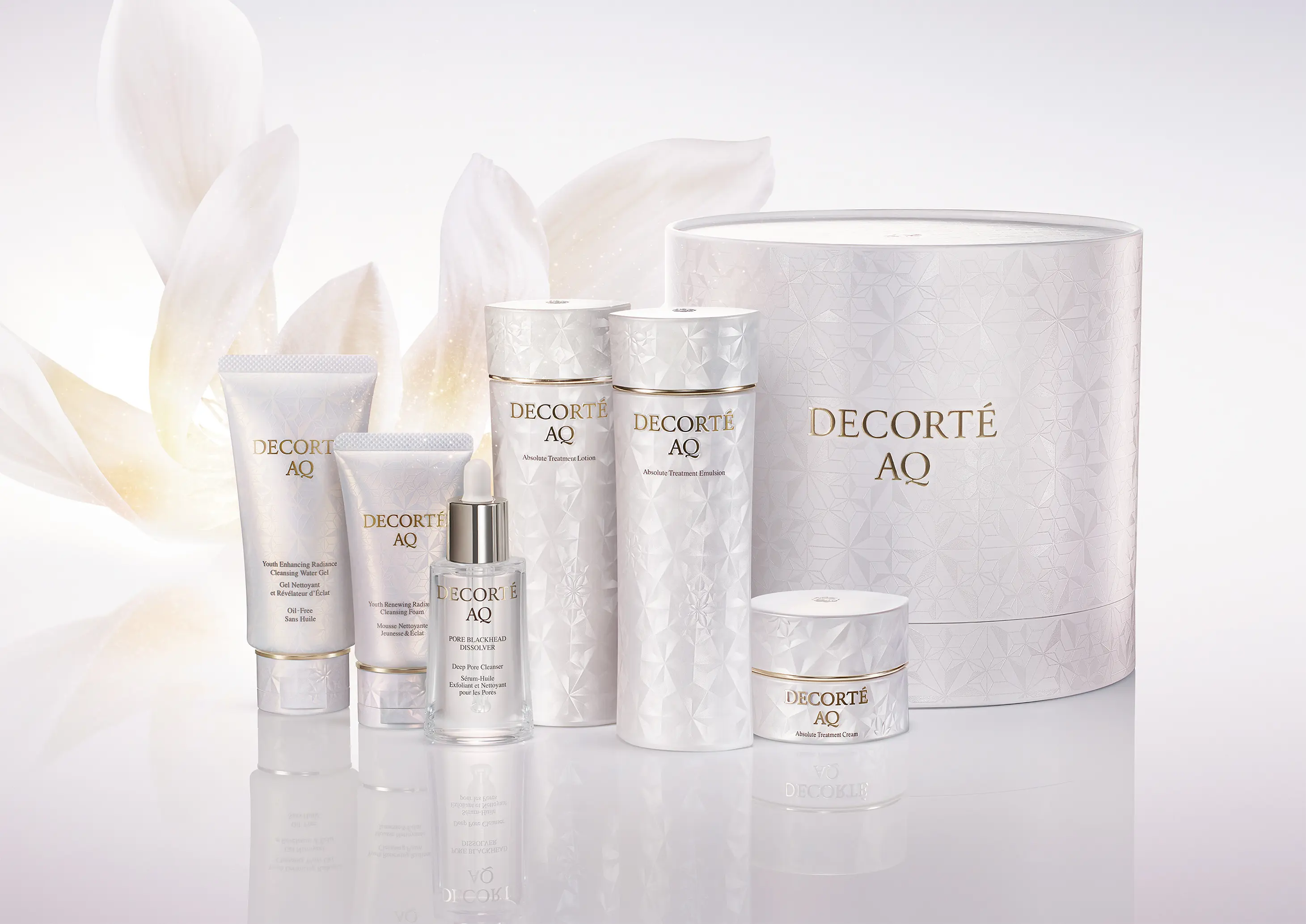 ＡＱ　ラディアンス コフレ II　￥17050／コスメデコルテ ＜セット内容＞ＡＱ　ラディアンス ウォータリー ジェル クレンジング　60g、ＡＱ　ラディアンス エアリークリームウォッシュ　30g、ＡＱ　アブソリュート エマルジョン マイクロラディアンス II　100mL、ＡＱ　アブソリュート ローション ハイドロインフューズ II　100mL、ＡＱ　アブソリュート バームクリーム エラスティック　10g、ＡＱ　毛穴美容液オイル　15mL ＊公式オンラインブティックでは完売しています。店舗在庫は各店頭までお問合せください。