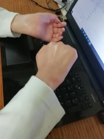 指が麻痺しているのでパソコンのキーボードは節を使って打っています