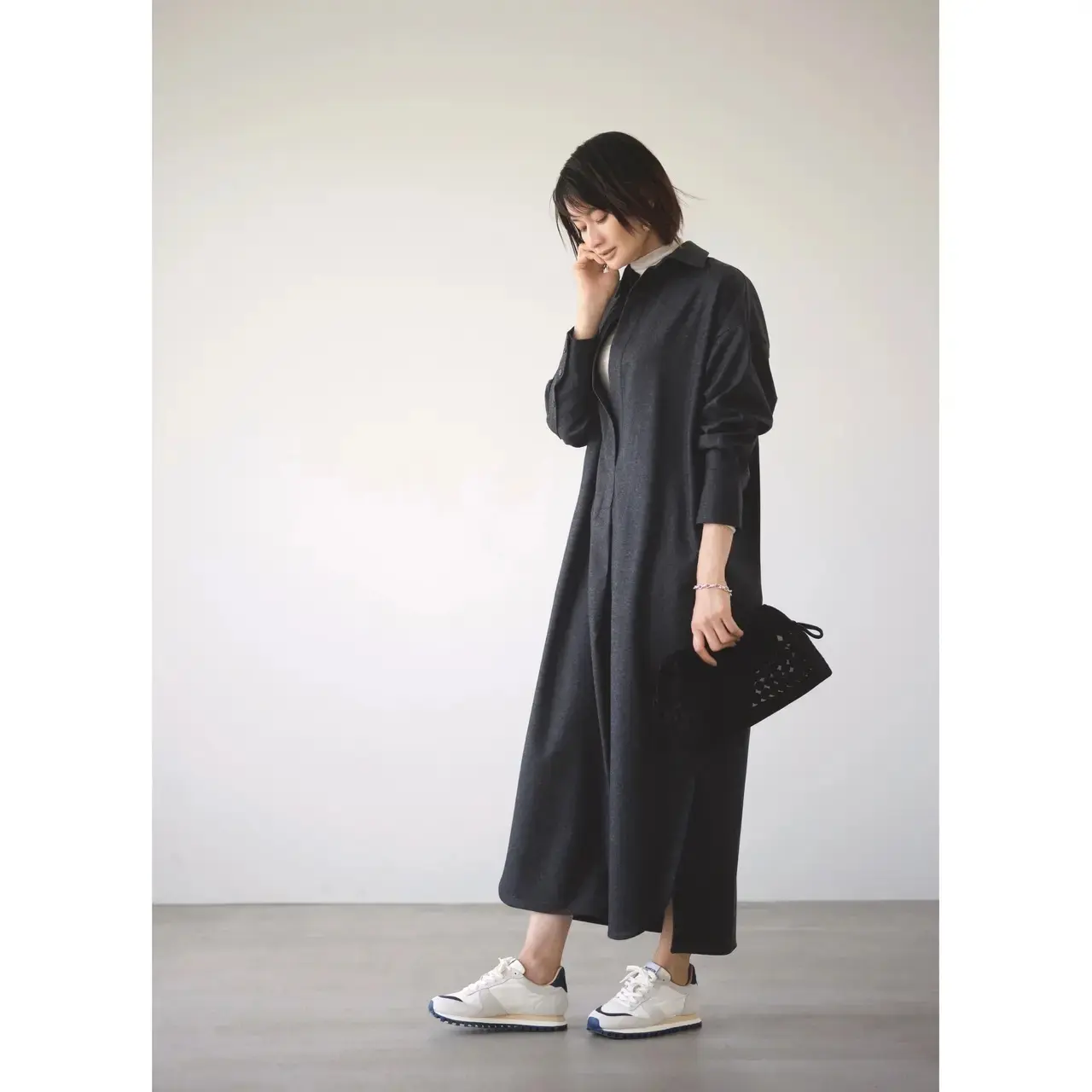 シャツワンピースの中にハイネックトップスを仕込んで、モノトーンコーデを秋らしい表情に!気温18℃|10/24(金)【50代の毎日コーデ】
