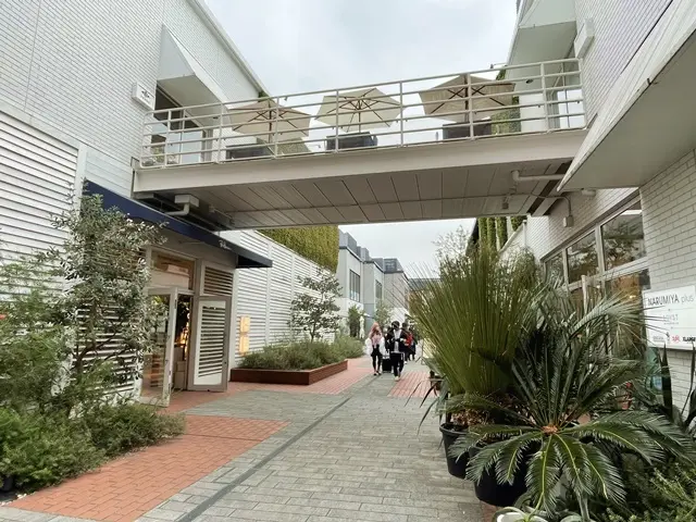 マリンウォーク横浜、映画のセットみたいな街並み