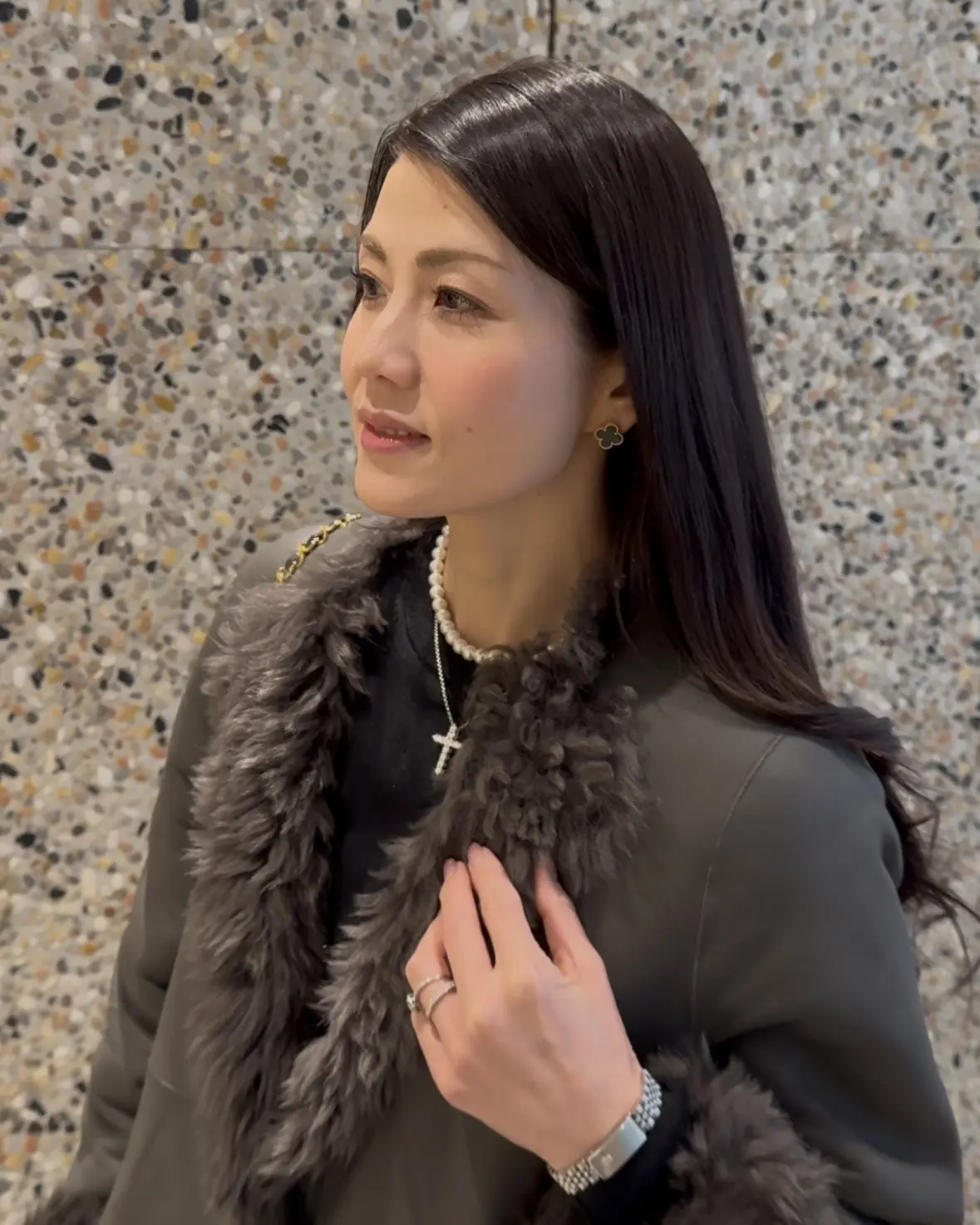 40代【無印良品】頼れる定番「黒ニット」でつくる、銀座カフェにも映える華やかパンツコーデ_1_12