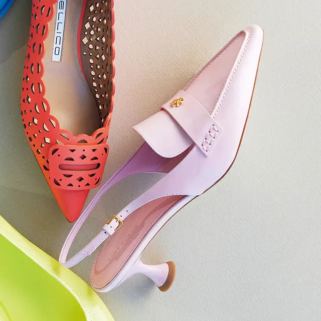 ローファーのようなシルエットのバックストラップ靴。ロマンチックなピンクのパテントにさりげなく配置されたダブルTロゴがレトロなムード。靴（5.5）￥60,500／トリー バーチ ジャパン（トリー バーチ）