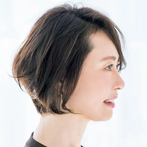 横から見た流し前髪のボブヘアスタイル